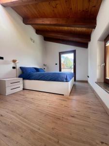 1 dormitorio con cama y techo de madera en Grazioso appartamento 1, en Aosta