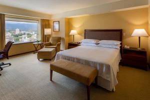 Cama ou camas em um quarto em Sheraton Mendoza Hotel