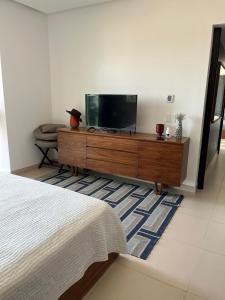 1 dormitorio con TV de pantalla plana en una cómoda en Icon Vallarta, en Puerto Vallarta