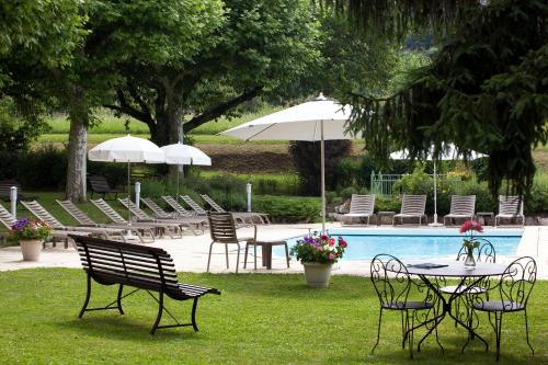 Swimming pool sa o malapit sa Logis Auberge Saint Simond