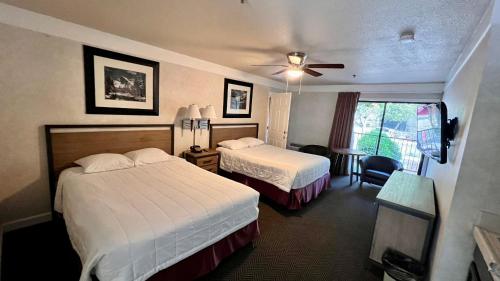 Habitación de hotel con 2 camas y ventana en Yosemite View Lodge, en El Portal