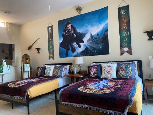 Mario, Harry Potter & Disney Loft Universal Studios 10min loft apartment tesisinde bir odada yatak veya yataklar