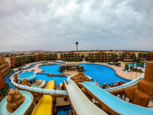 בריכת השחייה שנמצאת ב-Regency Plaza Aqua Park and Spa Resort או באזור