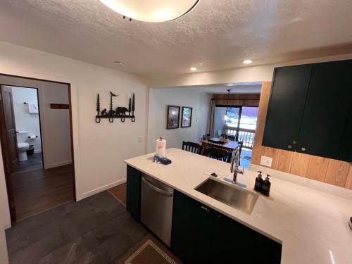 una cucina con lavandino e piano di lavoro di Beautifully Remodeled Condo at Mammoth Ski & Racquet Club, Hot Tub, Garage, 10 Min Walk to Ski Lifts a Mammoth Lakes