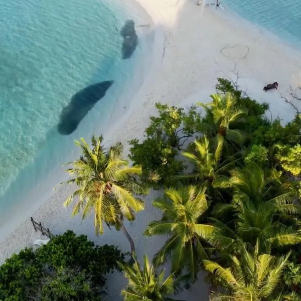 Hudhuvelimaldives, hotel in Omadhoo