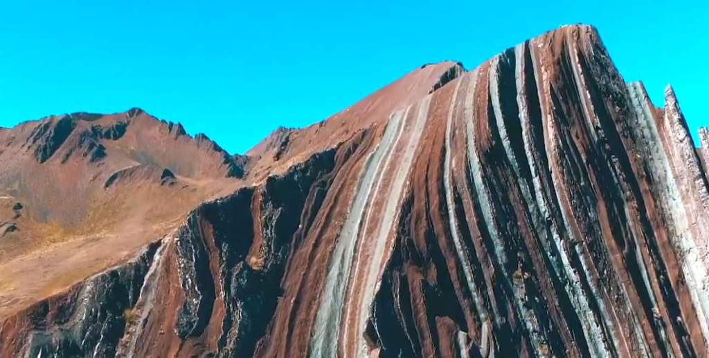 Quartz sandstone gives it a white appearance. Calcium carbonate-rich limonites and marls produce browns and purples. Clays belonging to the upper tertiary (iron) are responsible for the red color.