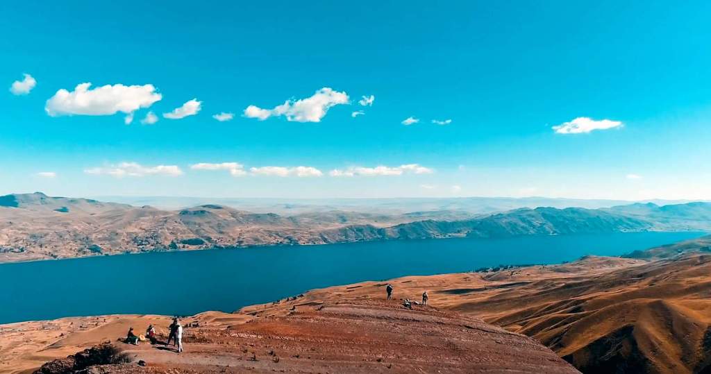 This is an impressive view provided by the diverse pigmentation of the soil, as well as the "Langui" lagoon nearby.