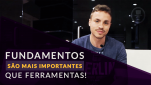 Imagem de uma cena do vídeo com o David Arty em foco mais a legenda: Fundamentos são mais importantes que ferramentas!