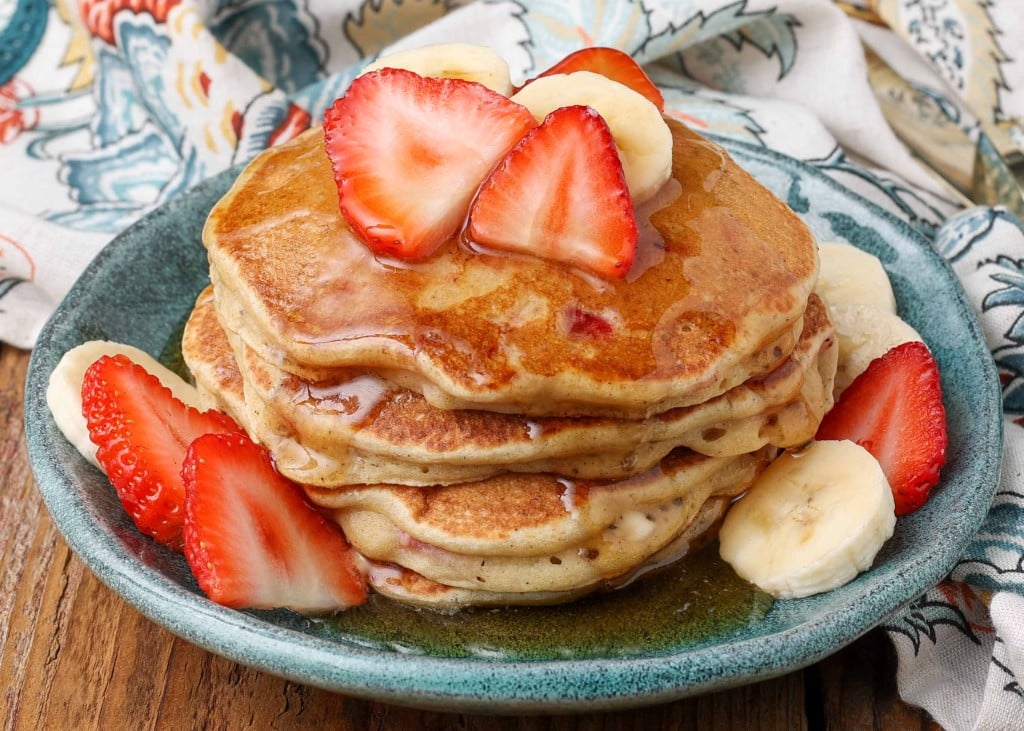 pancakes with strawberries and bananas