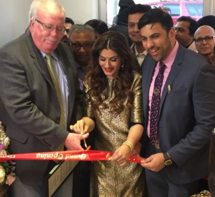 Raveena Tandon inaugurates PNG Jewellers Silver Jubilee.