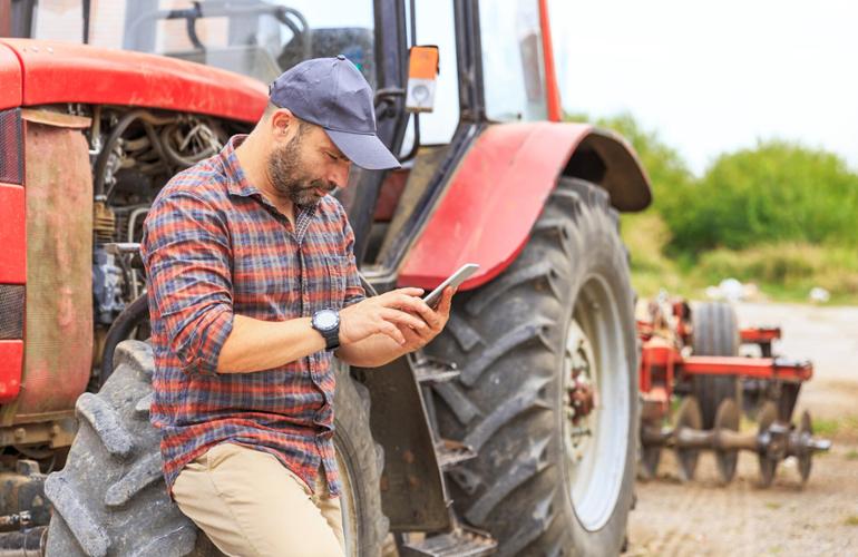 Boer kijk naar smartphone