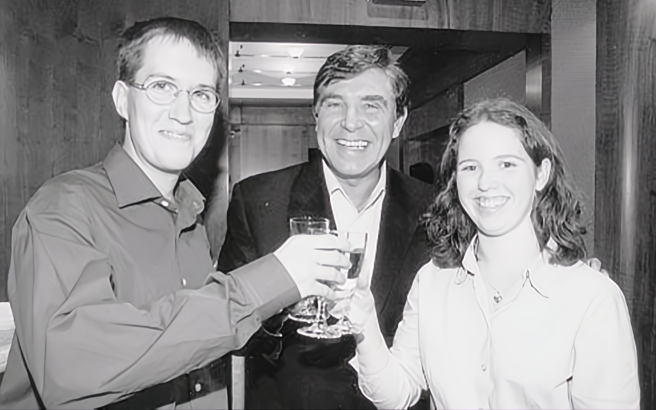 Frédéric Grégoire, ici avec sa petite amie et Jean-Pierre Foucault, en septembre 2000, est le premier candidat de «Qui veut gagner des millions ?» à avoir remporté 4 millions de francs. (Archive en noir et blanc du journal Le Parisien en 2000) LP/Philippe Lavieille