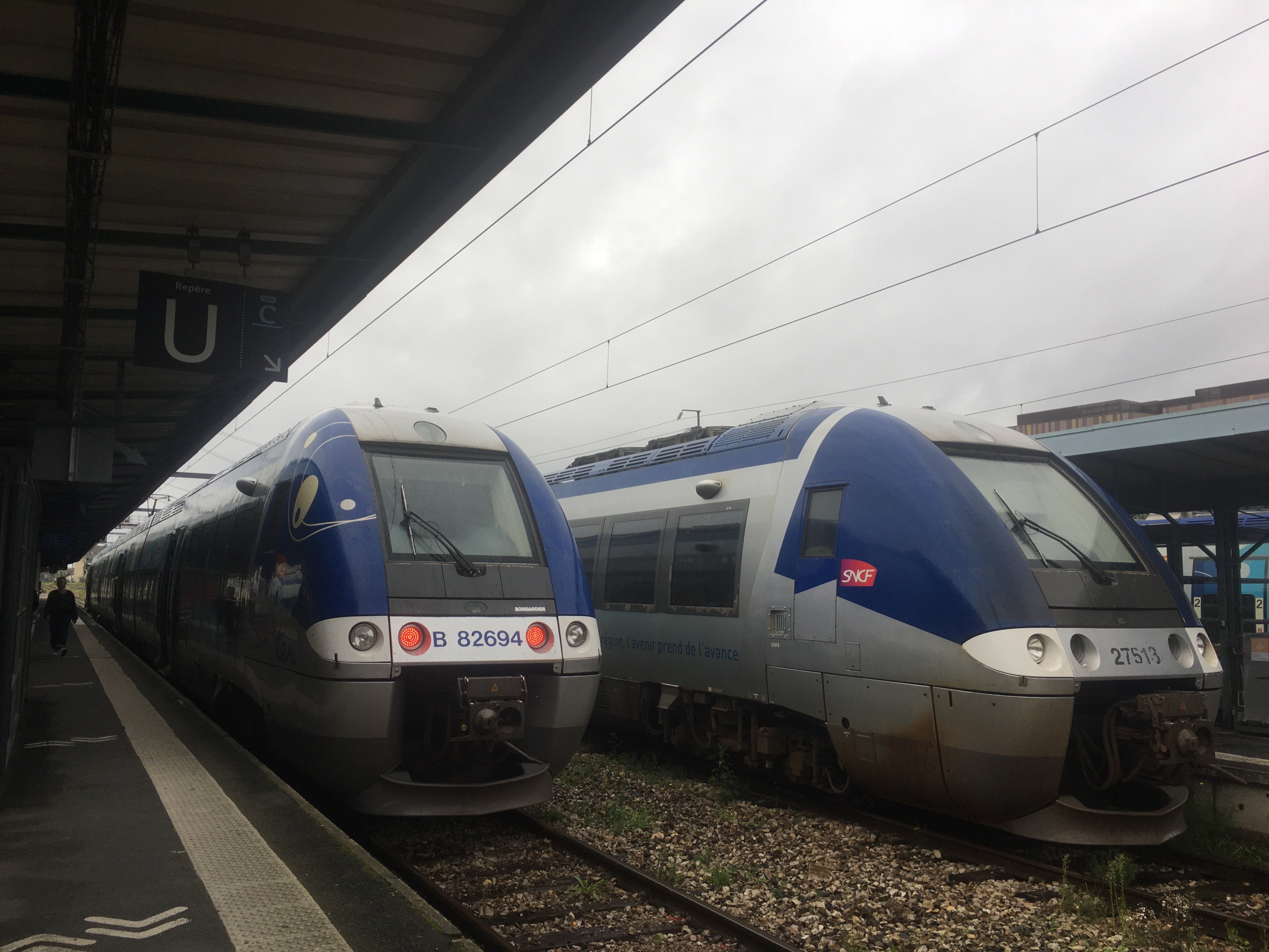 Deux TER en gare de Caen (Calvados). Selon la Fédération normande des usagers de transports en commun, les liaisons ne sont pas assez optimisées pour inciter les usagers à abandonner leur voiture. LP/ Esteban Pinel