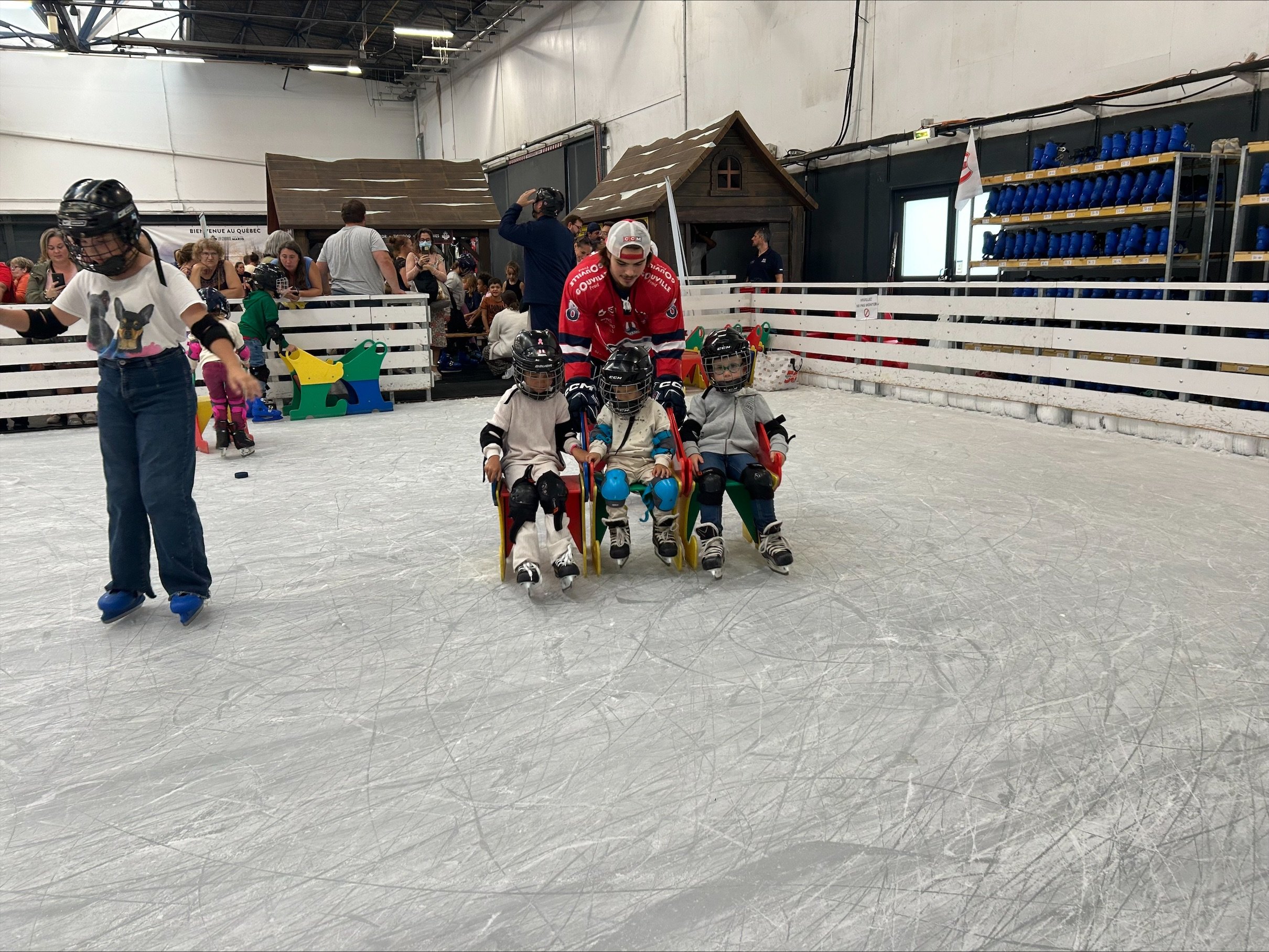 Les joueurs du Hockey Club de Caen (Calvados) ont animé une initiation sur la patinoire de la Foire de Caen. Un clin d’œil apprécié aux sports de glace, incontournables au Canada, thème de la foire 2024. Caen Evénement