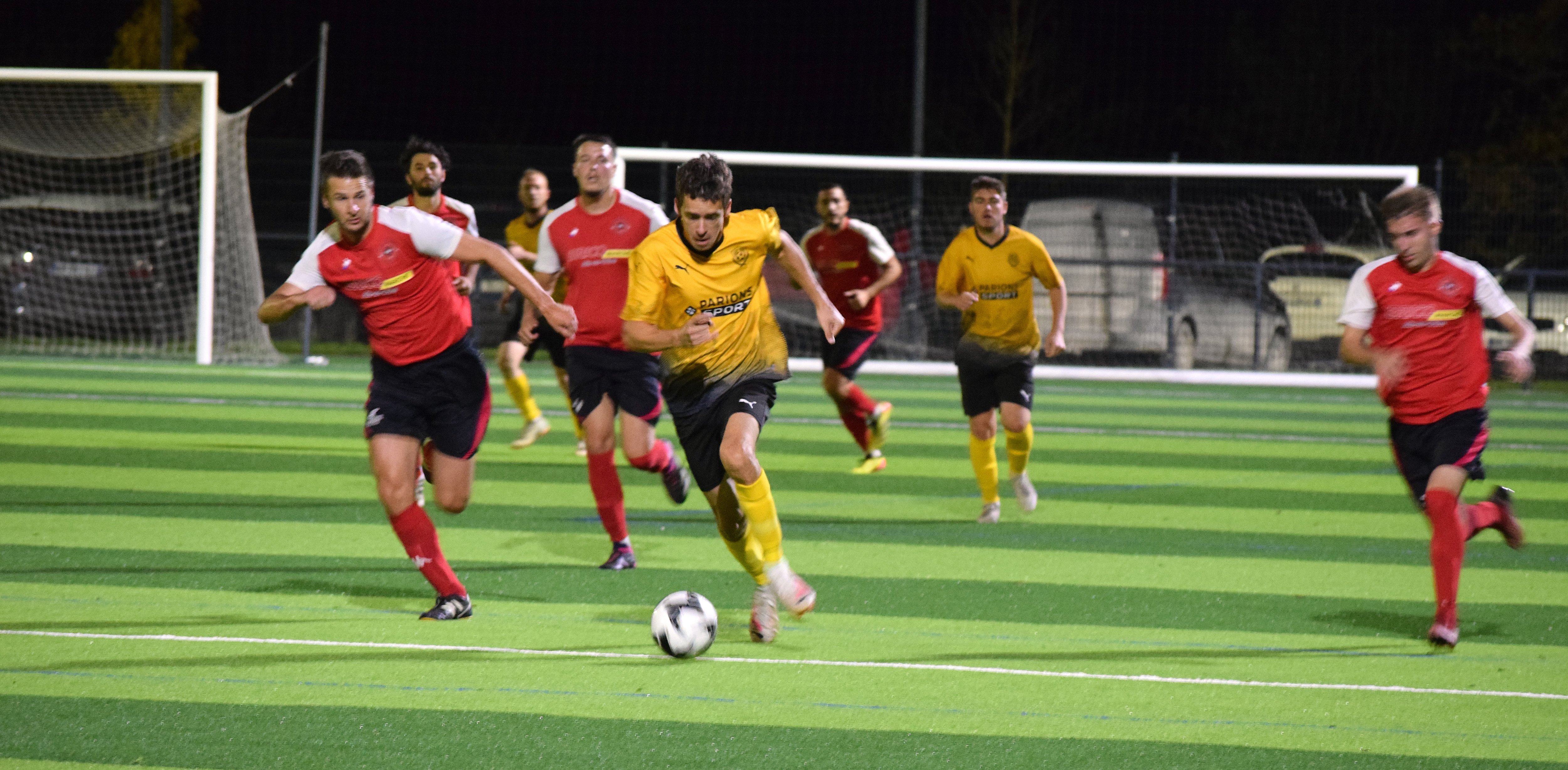 Petite équipe de niveau départemental, Droupt-Saint-Basle (maillot jaune) a multiplié les exploits en Coupe de France de football au point d'atteindre le 5e tour de l'épreuve. Une belle récompense pour la bande de potes qui a relancé le club alors qu'il ne comptait plus que 8 licenciés. LP/Stéphane Magnoux