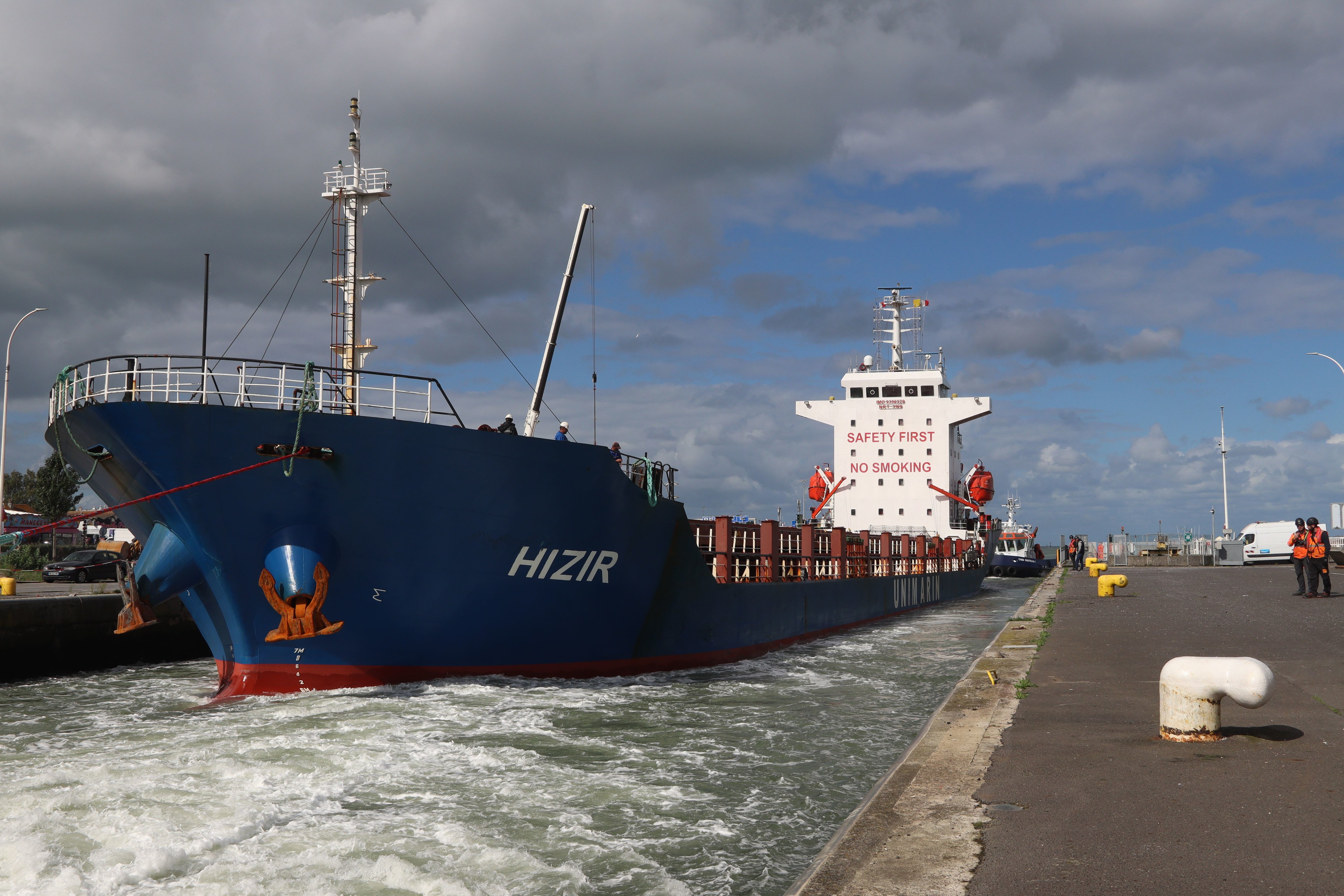 Le cargo Hizir, 120 mètres de long, dans le sas de l'écluse de Ouistreham (Calvados) le 11 septembre 2024, avant de se rendre au terminal de Blainville, quelques kilomètres en amont, sur le canal de Caen à la mer. LP/Esteban Pinel