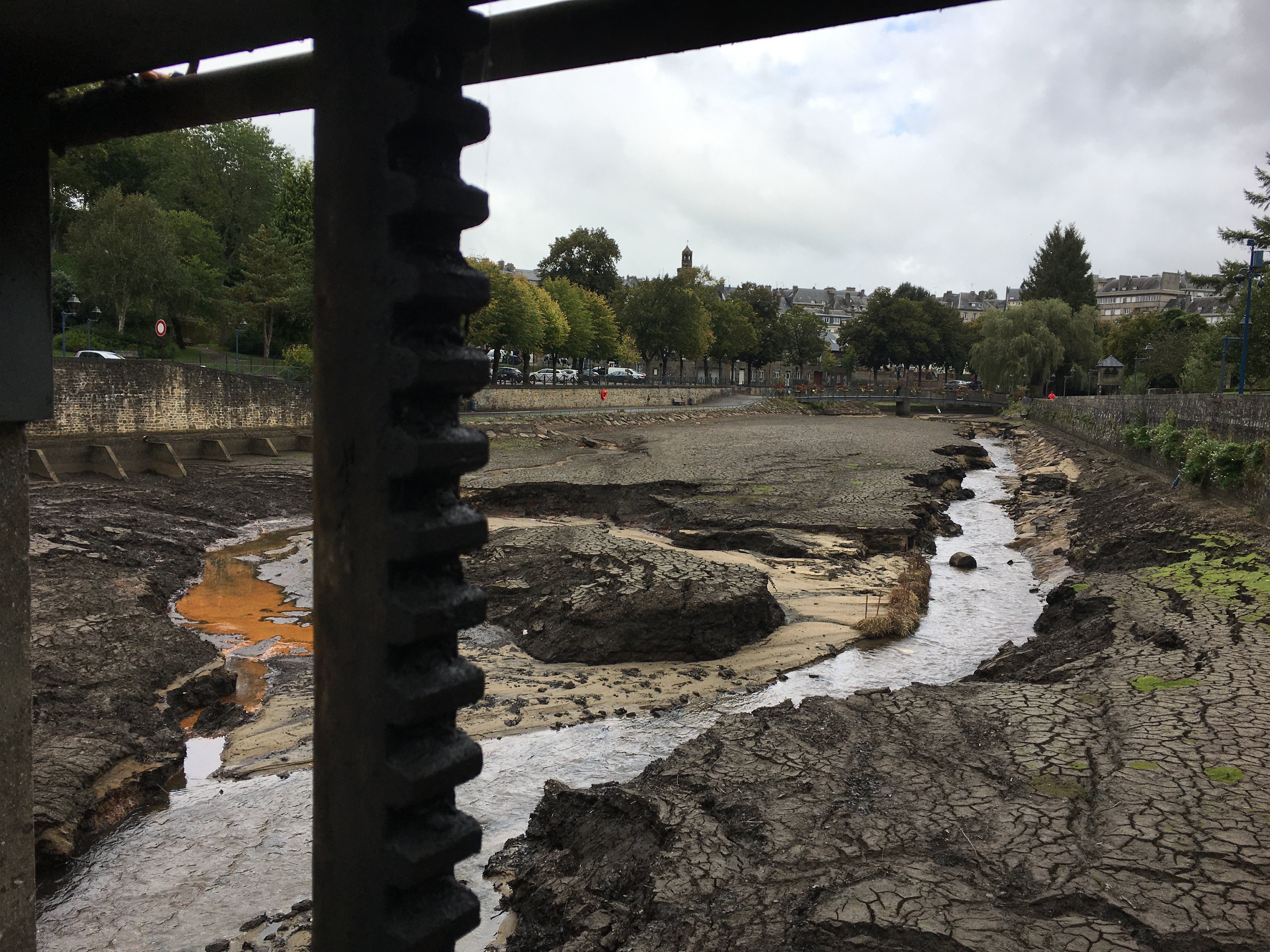 Depuis le vidage du bassin de l'écluse de Vire (Calvados) pour les besoins d'un curage, le lit de la rivière Vire révèle de façon spectaculaire les quantités de sédiments accumulées en l’espace de 13 ans. LP/Esteban Pinel