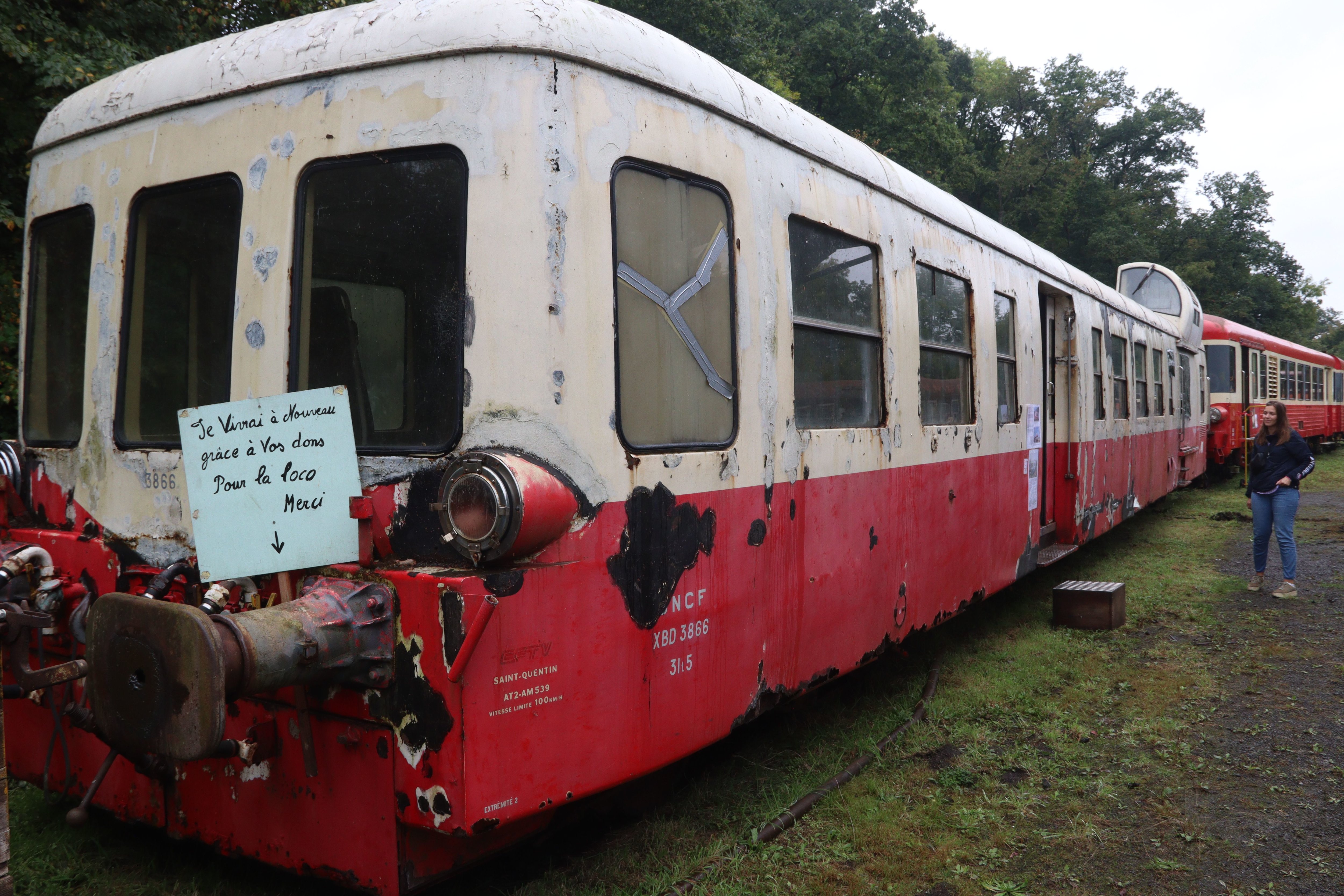 L'autorail Picasso, retiré du trafic ferroviaire en 1988, doit encore bénéficier d'une rénovation pour transporter des touristes en Suisse normande. Au second plan, un autre autorail est lui déjà en état. LP/Esteban Pinel