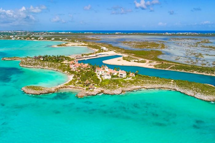 Emara Estate is located on the Turtle Tail peninsula of Providenciales island