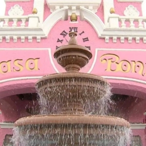 Colorado Restaurant Casa Bonita's Cast and Crew Unanimously Vote To Unionize Photo