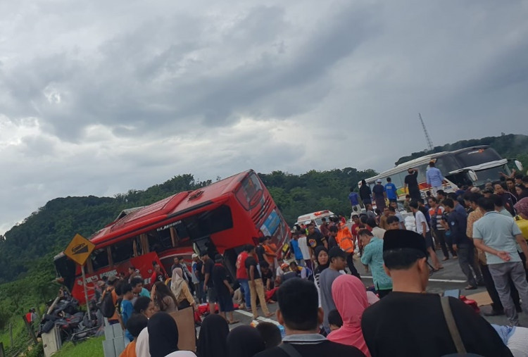 Tragedi Laka Tol Malang: Bus Rombongan Pelajar Bertabrakan dengan Truk, 4 Orang Tewas