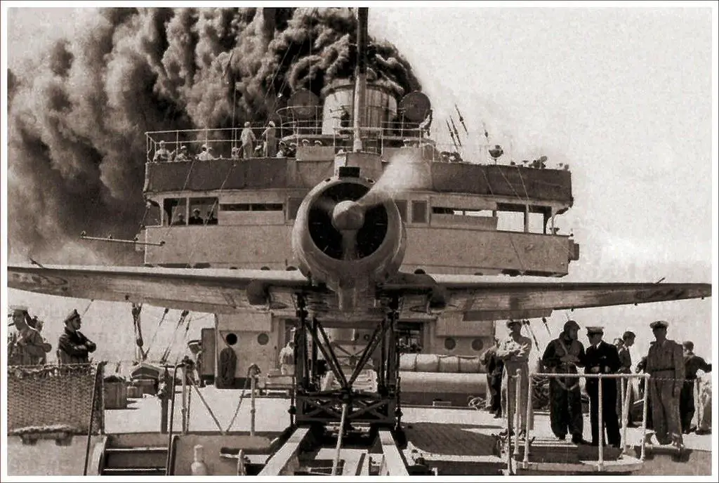 A 1942 photo of the RE 2000 Catapultable SN8281 during the catapult tests on board the Guiseppe Miraglia.