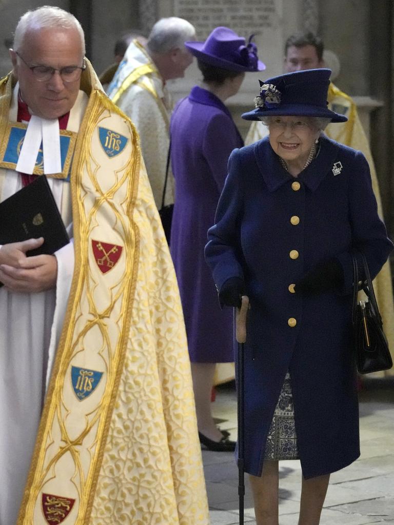 Queen Elizabeth II uses walking stick as Karl Stefanovic makes Today ...