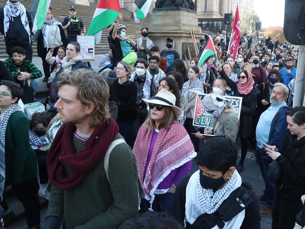 Pro-Palestine protesters arrested after tampering with traffic lights ...