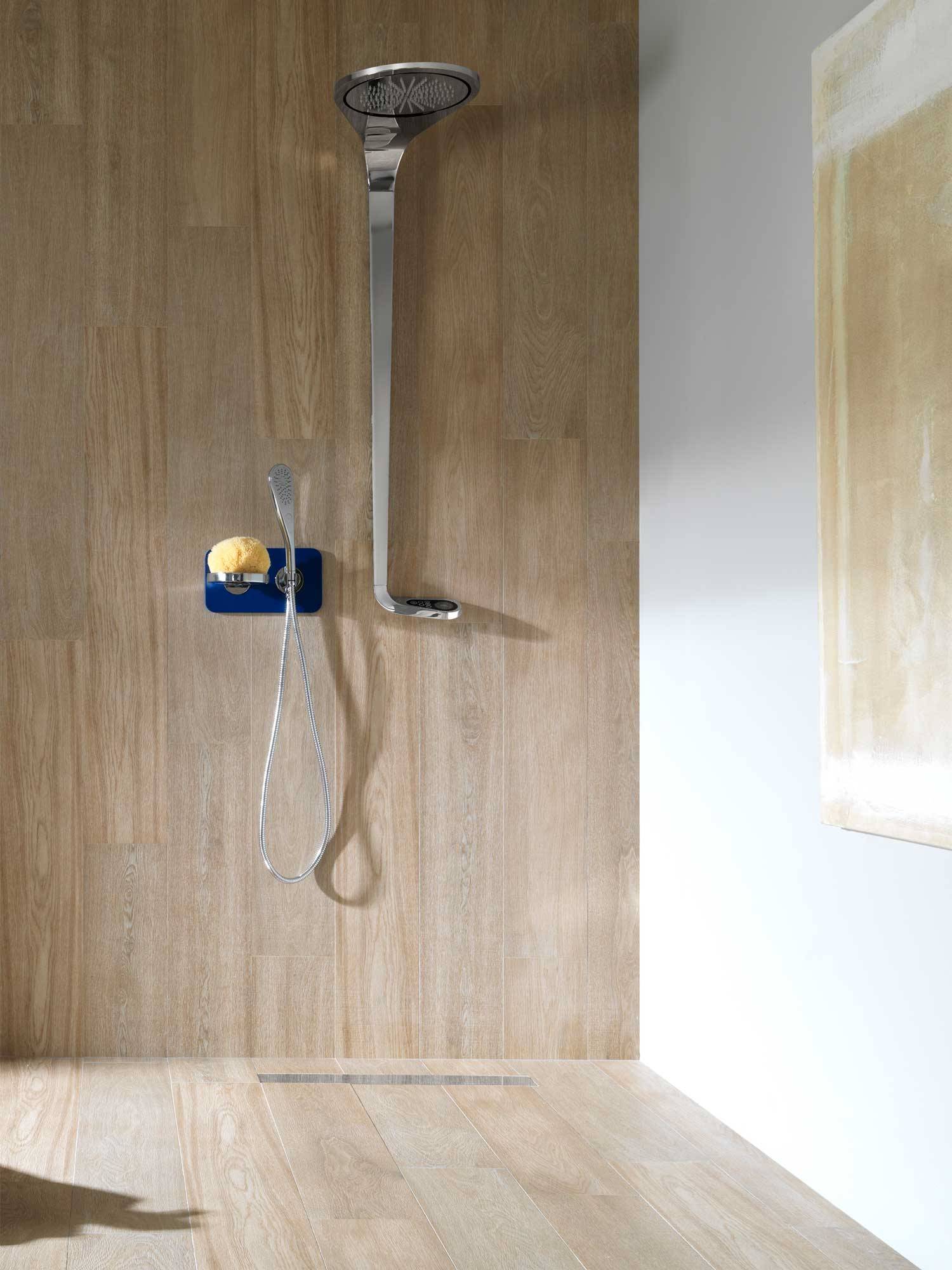 Baño de madera con columna digital Mood de Noken y revestimiento Par-Ker de Porcelanosa. 