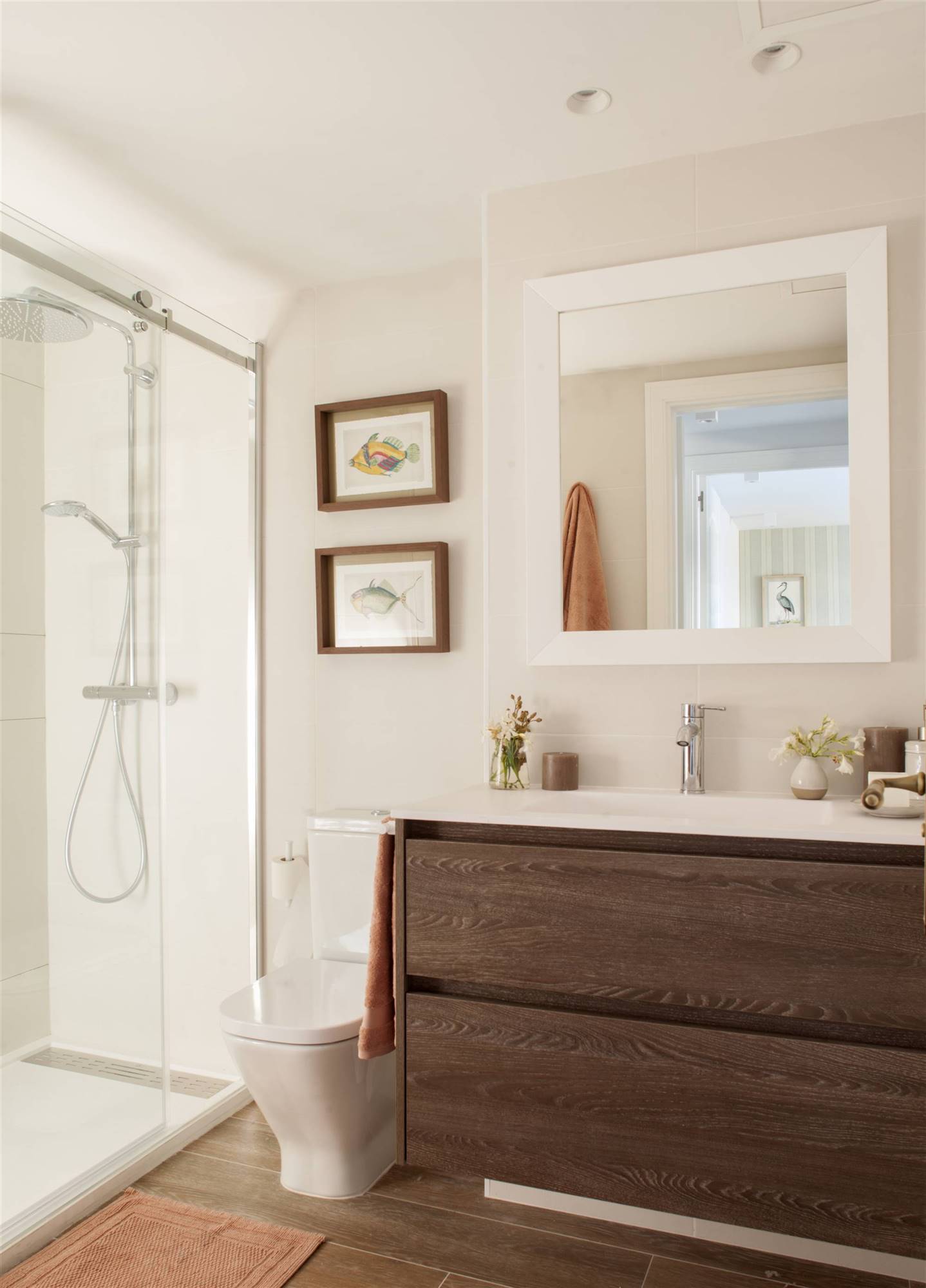 Baño pequeño con mueble suspendido de madera.