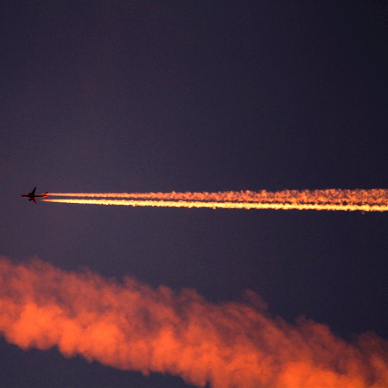 Estelas de condensacion de jadas por un jet a propulsión