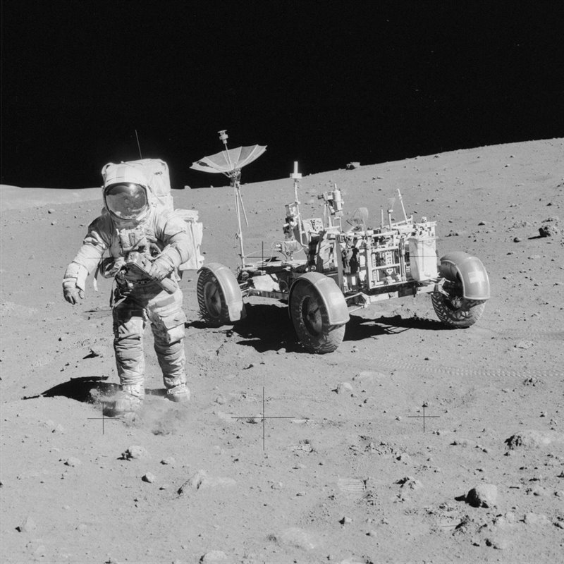 El comandante del Apolo 15, Dave Scott, levantando polvo mientras se aleja del Lunar Rover. 31 de julio de 1971.