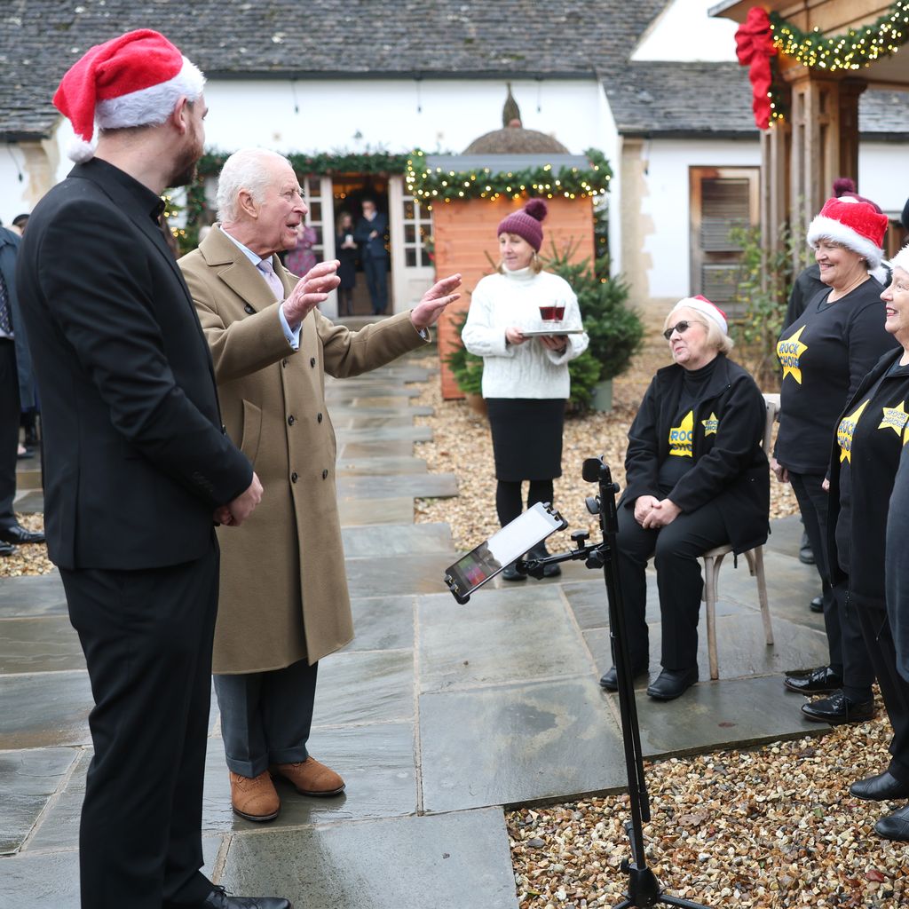 König Charles und der Rock-Chor bei der Veranstaltung "Crafts at Christmas"