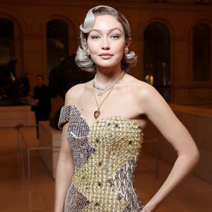 Gigi Hadid überrascht mit Bobfrisur auf Pariser Fashion Week