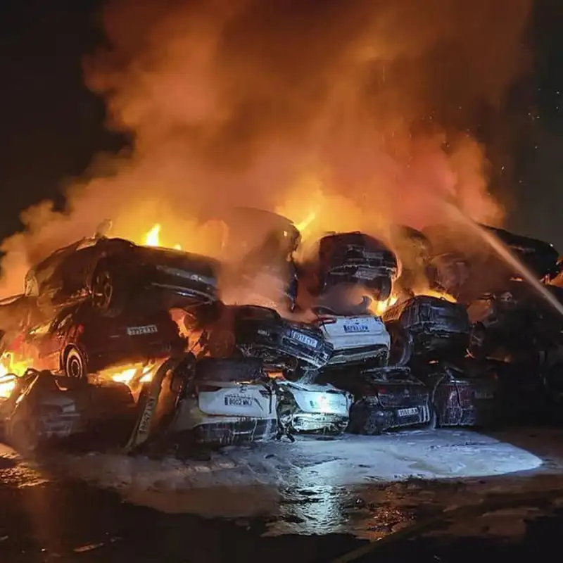 Nueva tragedia en Valencia: la alcaldesa de Catarroja, devastada tras el incendio en un solar con coches apilados por la DANA