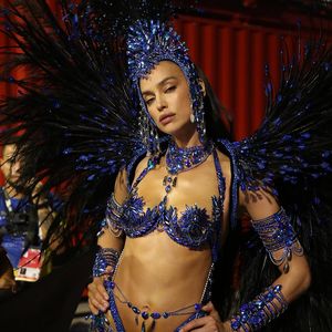 Irina Shayk glänzt im Pfauenkostüm beim Karneval in Rio