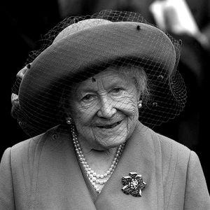 Queen Mum in Sandown Park, 2001