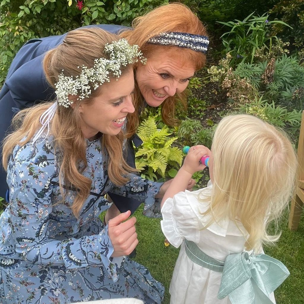 Sarah Ferguson mit ihrer Tochter Prinzessin Beatrice und ihrem Enkelkind Sienna Mapelli Mozzi, 2024