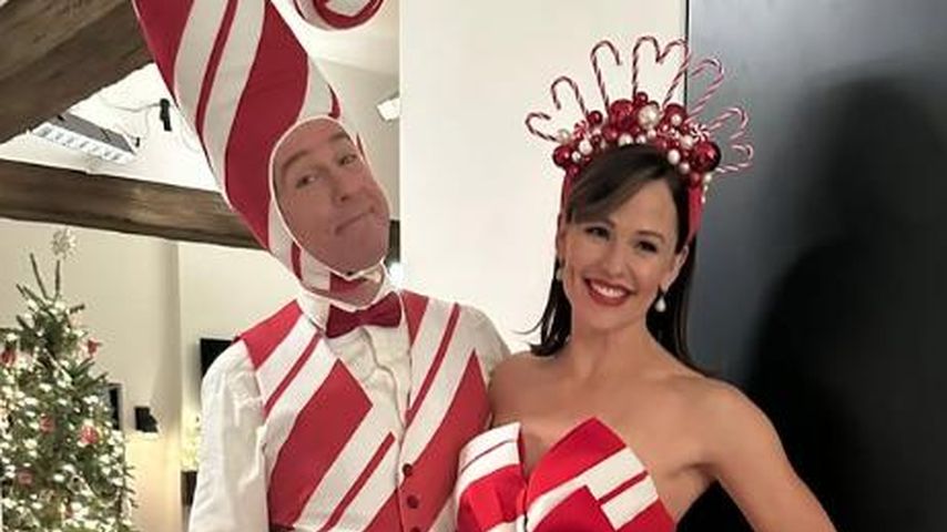 Jennifer Garner strahlt in einem roten Zuckerstangen-Kleid