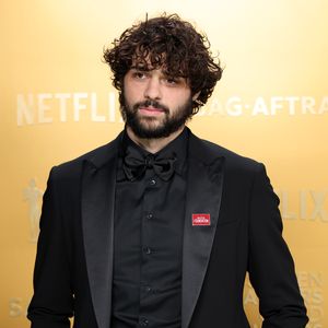 Nanu: Noah Centineo überrascht bei SAG Awards mit Vollbart