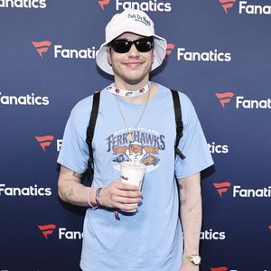 Pete Davidson zeigte fast entfernte Tattoos beim Super Bowl