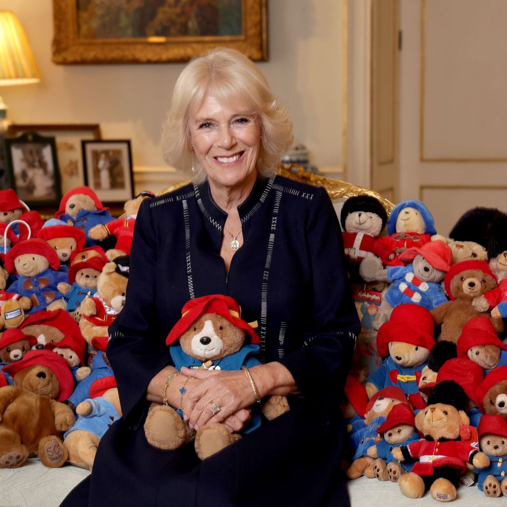 Königin Camilla zwischen Paddington Bär-Kuscheltieren, 2022