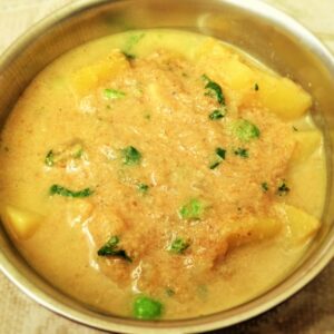 Aloo Kurma (Potato in coconut gravy)