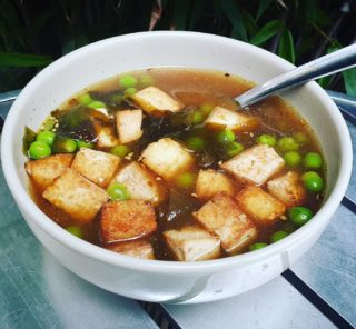 Miso soup with peas and baked tofu - easy, healthy  and yummy 😋 😍  #veganuary #misosoupoftheday #veganmisosoup #tofurecipes #recipeoftheday #tastyvegan #easyveganmeals #healtyeating #healthysoup #soupforthesoul #vegansoup #veganlunch #vegansoulfood #healthymeals #healthyveganrecipe #healthyfastfood #easyhealthymeals #easylunch #tofusoup #soupseason