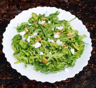 Pasta with vegan spinach & walnut pesto - very easy, very tasty 😋 #veganlunch #veganpasta #veganpestopasta #glutenfreevegan #glutenfreepasta #easyhealthymeals #easyveganmeals #tastyvegan #recipeoftheday #instafood #veganrecipes #spinachpesto #easylunch #pastarecipe #veganhealthyfood #instavegan #tastygram #yummyvegan #yummyandhealthy