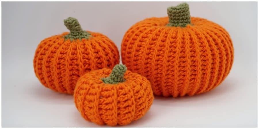 I wanted to try out a new video style today so let me know how you like it. Learn to crochet your own farmhouse inspired Amigurumi Pumpkin! This project is easy and works up quickly. Make your own fall home decor. Enjoy, guys !