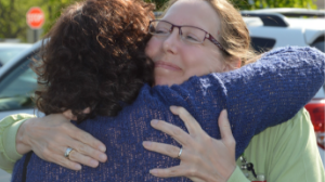 Woman hugging a Crossroads hospice nurse