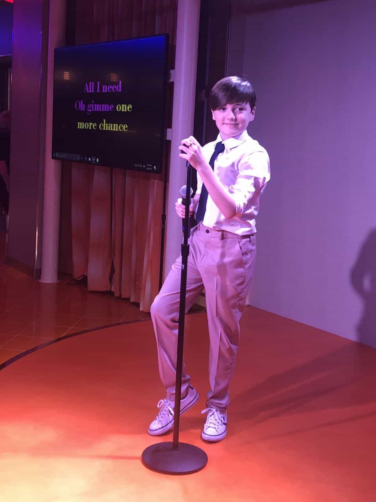 Karaoke live on air on the Symphony of the Seas