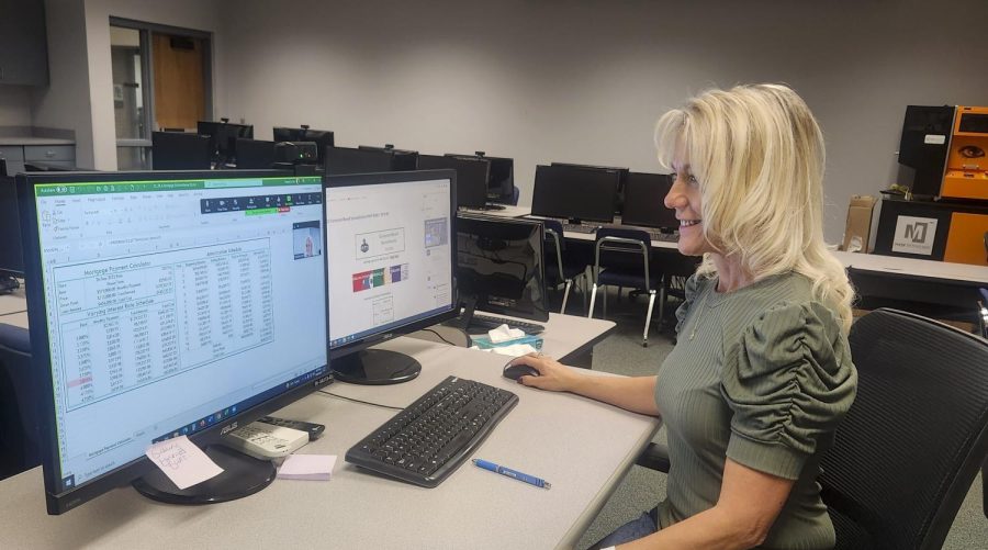 Deedee Flax, technology instructor, is one of the main teachers at Seward County Community College to integrate blendflex into many of her classes. She said that multiple students prefer the computer classes to be blendfllex as they can watch back her recordings when confused to see how she does things on her screen. 