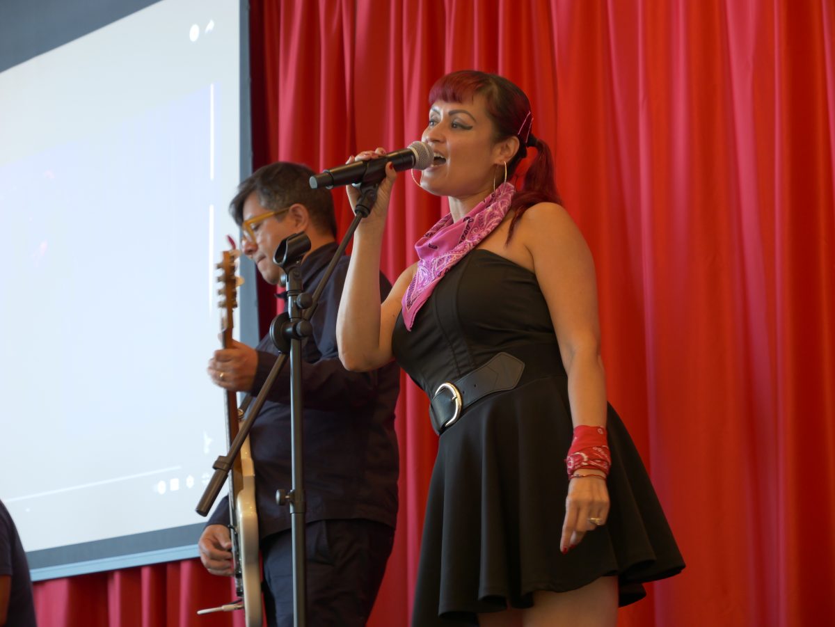 Denise Carlos de Las Cafeteras actuando en el taller.